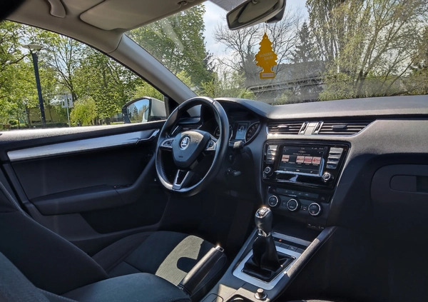 Skoda Octavia cena 35900 przebieg: 323000, rok produkcji 2016 z Elbląg małe 106